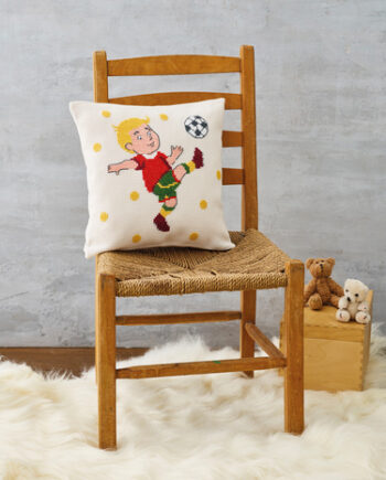 Broderi Pude Kit Med Dreng Spiller Fodbold 2437 - Voresfodbold  - 5702858324370