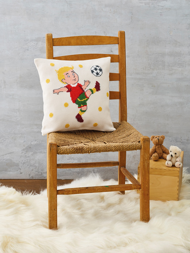 Broderi Pude Kit Med Dreng Spiller Fodbold 2437 - Voresfodbold - 5702858324370